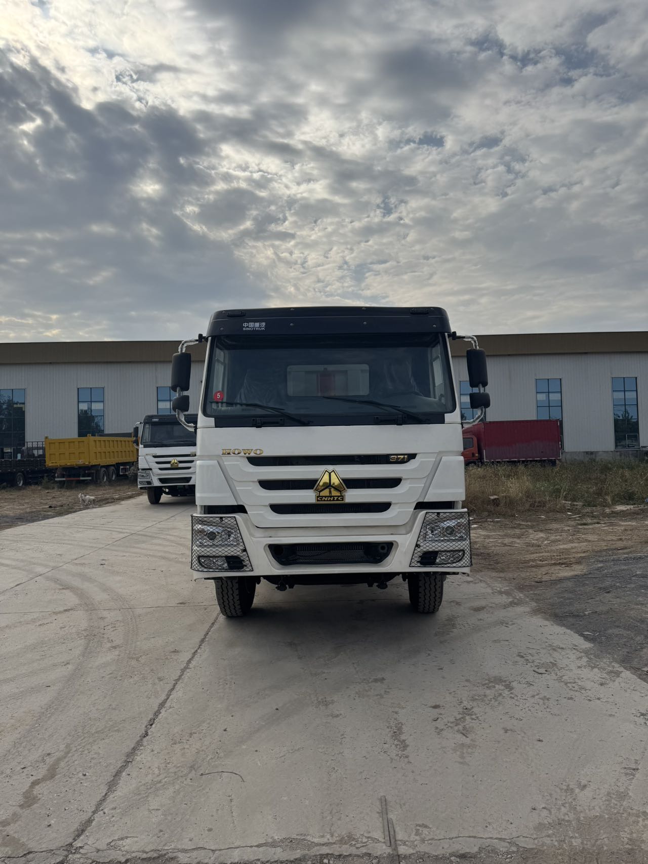 
								HOWO 6X4 Dump Truck full									