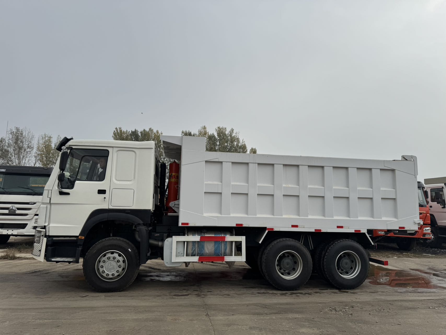 
								HOWO 6X4 Dump Truck full									