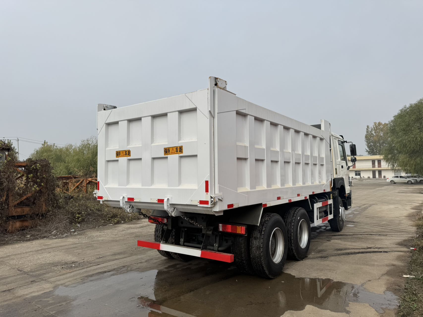 
								HOWO 6X4 Dump Truck full									