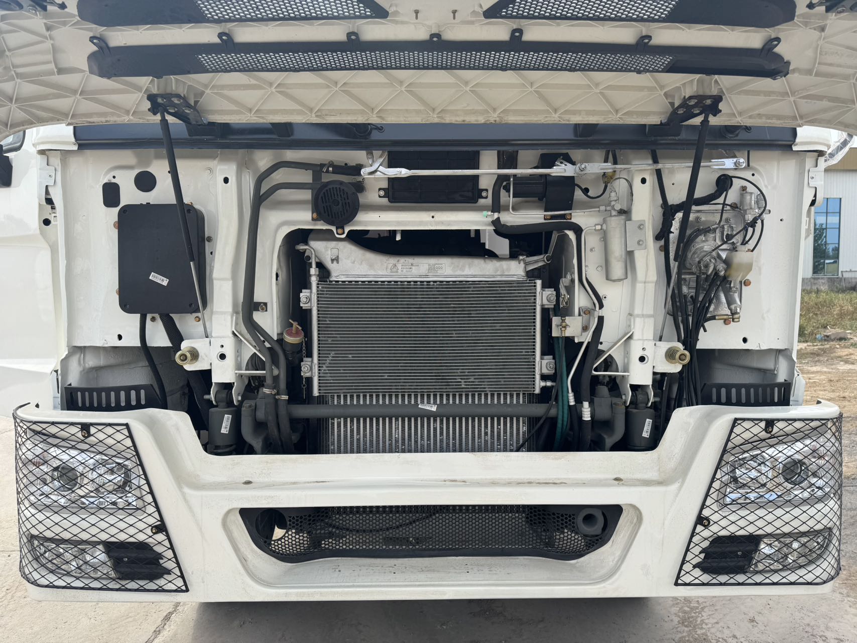 
								HOWO 6X4 Dump Truck full									