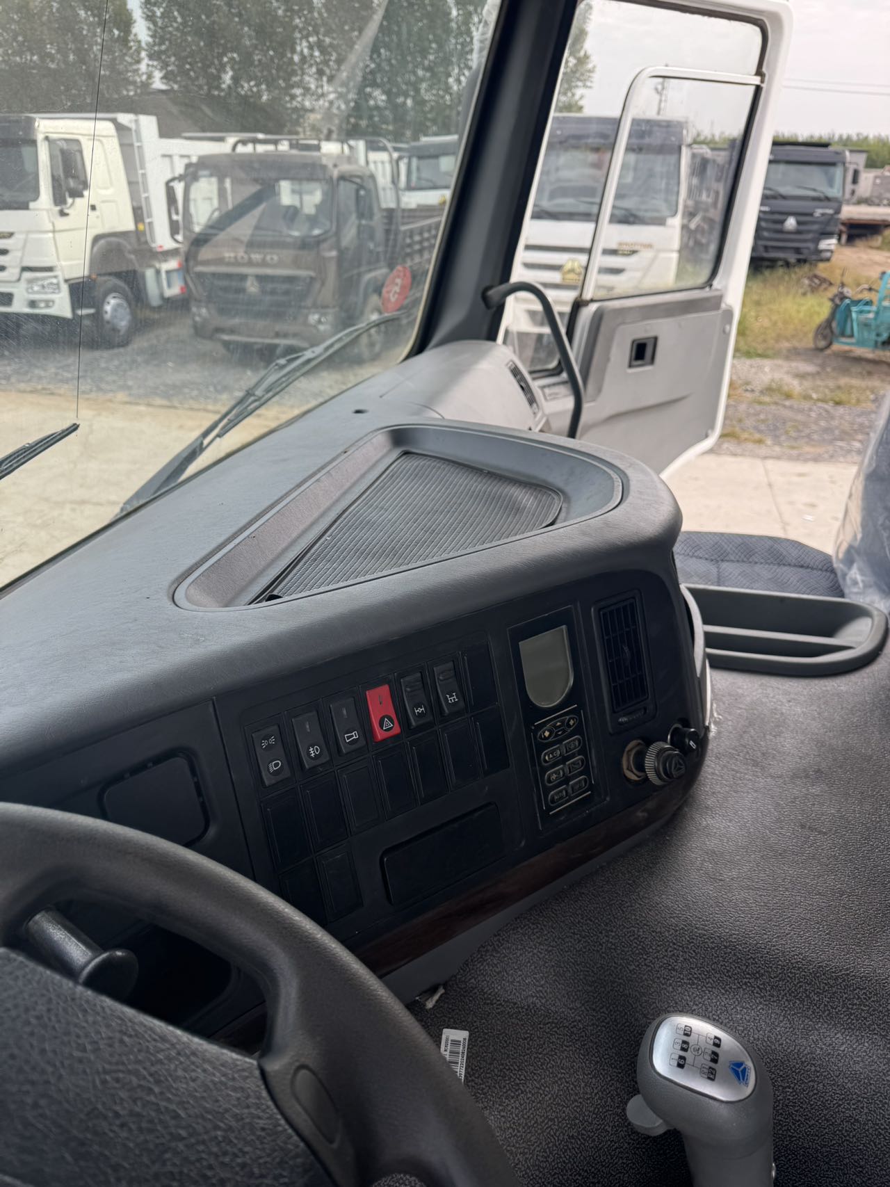 
								HOWO 6X4 Dump Truck full									