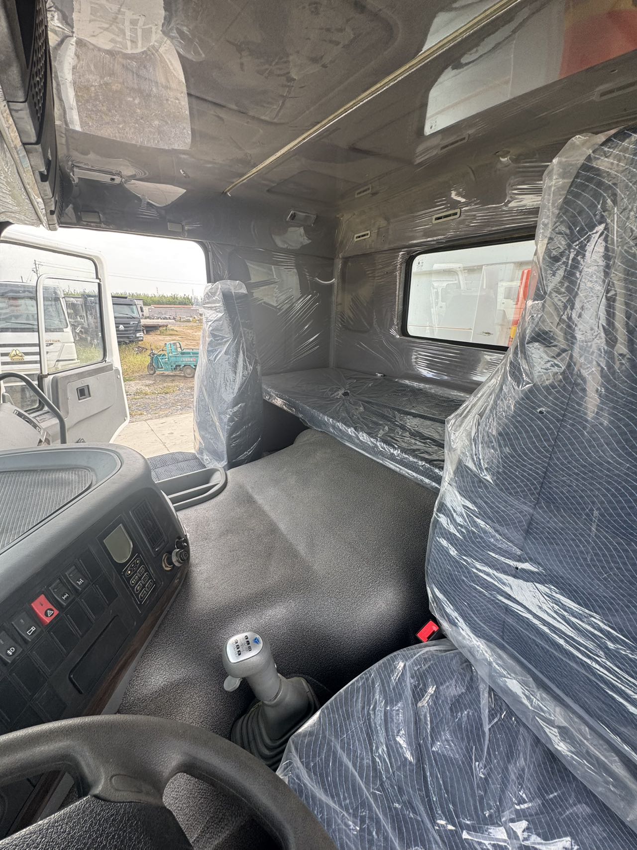 
								HOWO 6X4 Dump Truck full									