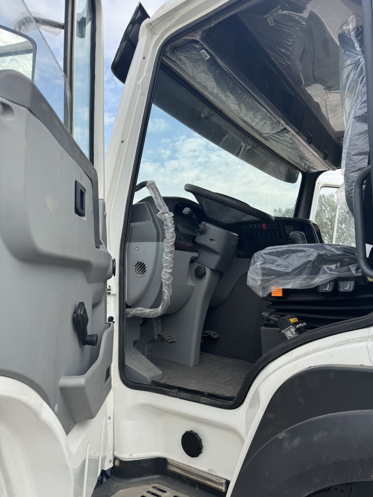 
								HOWO 6X4 Dump Truck full									