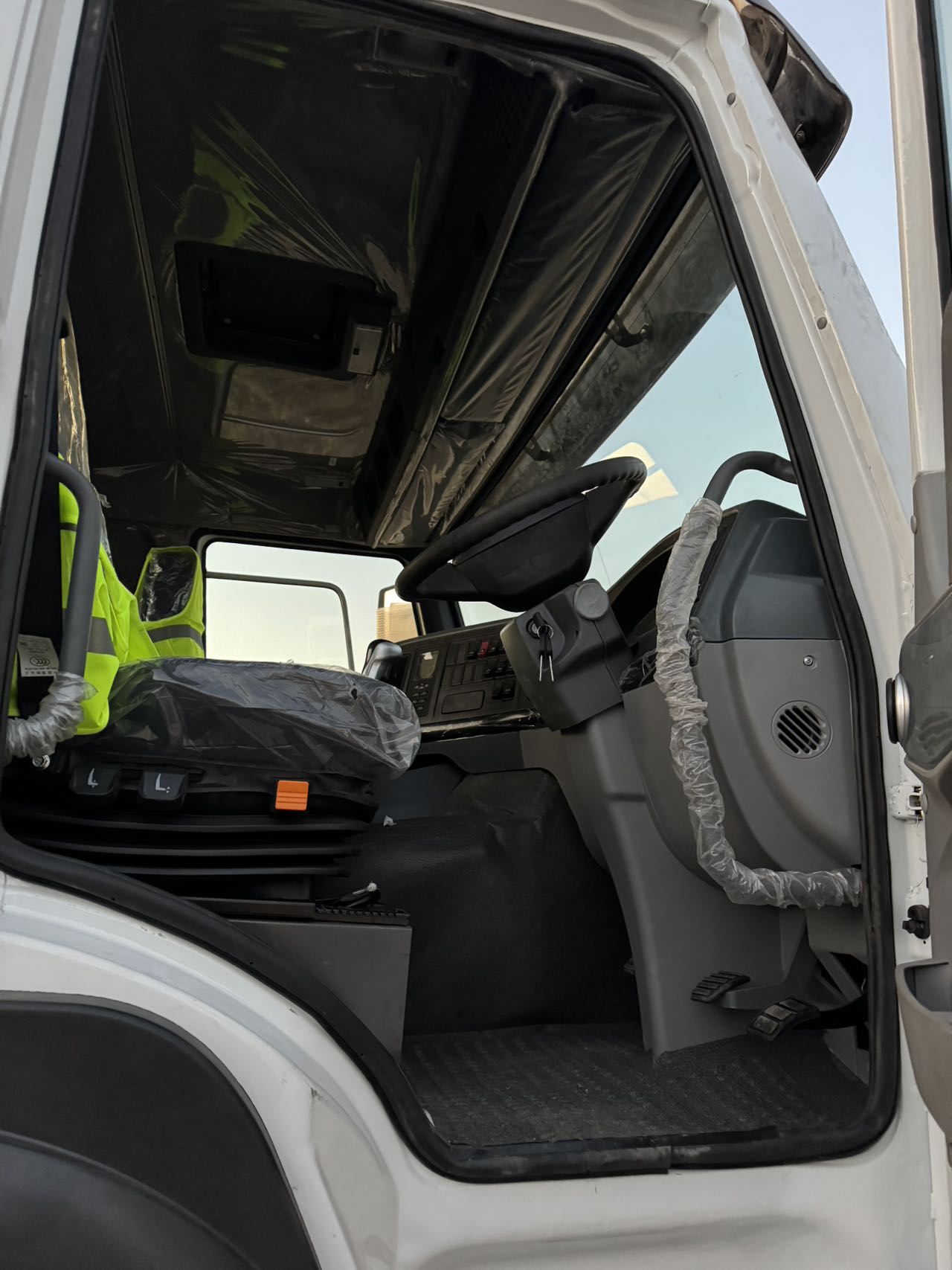 
								HOWO 6X4 Truck Head full									