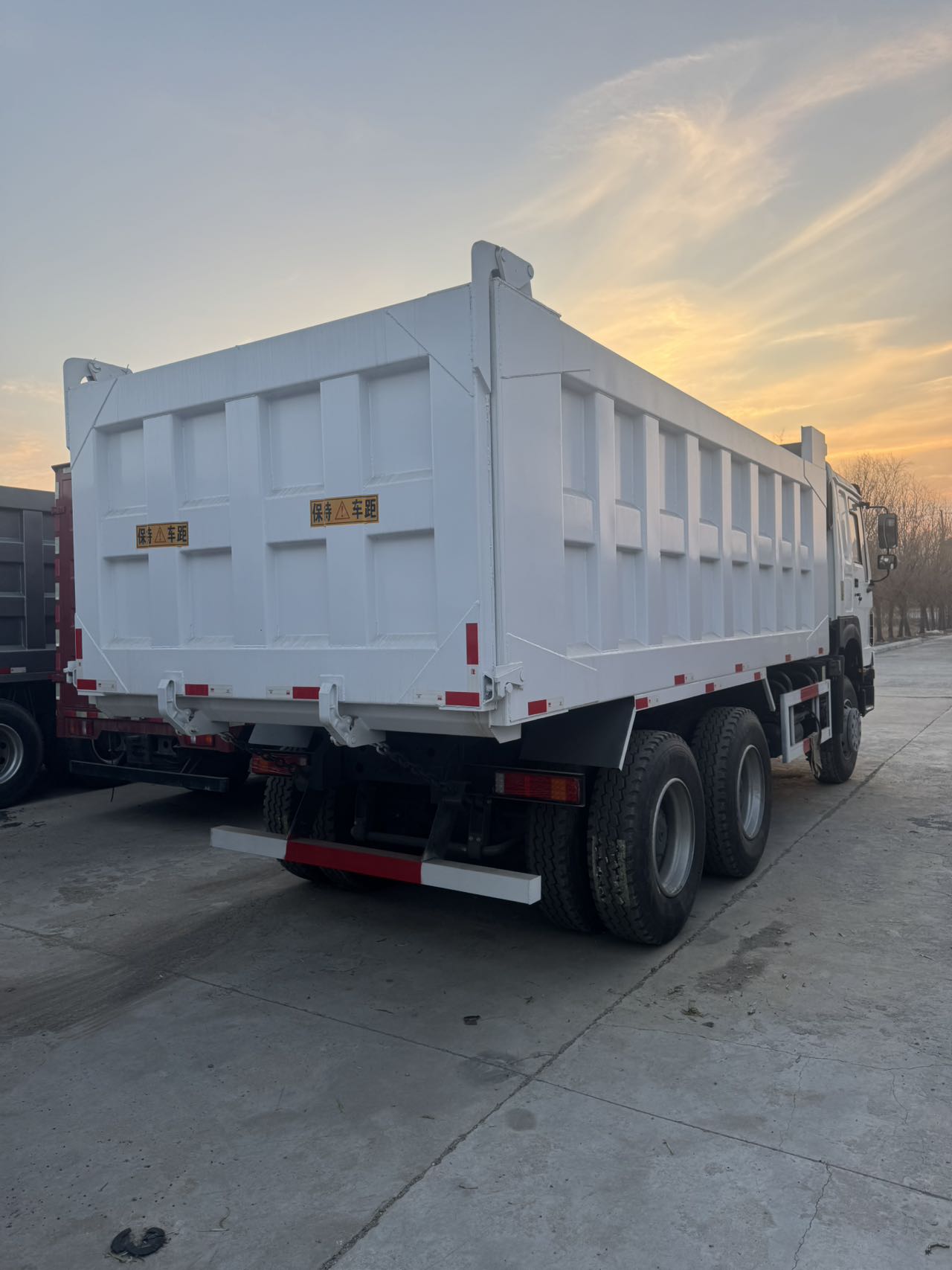 
								HOWO 6X4 Dump Truck full									