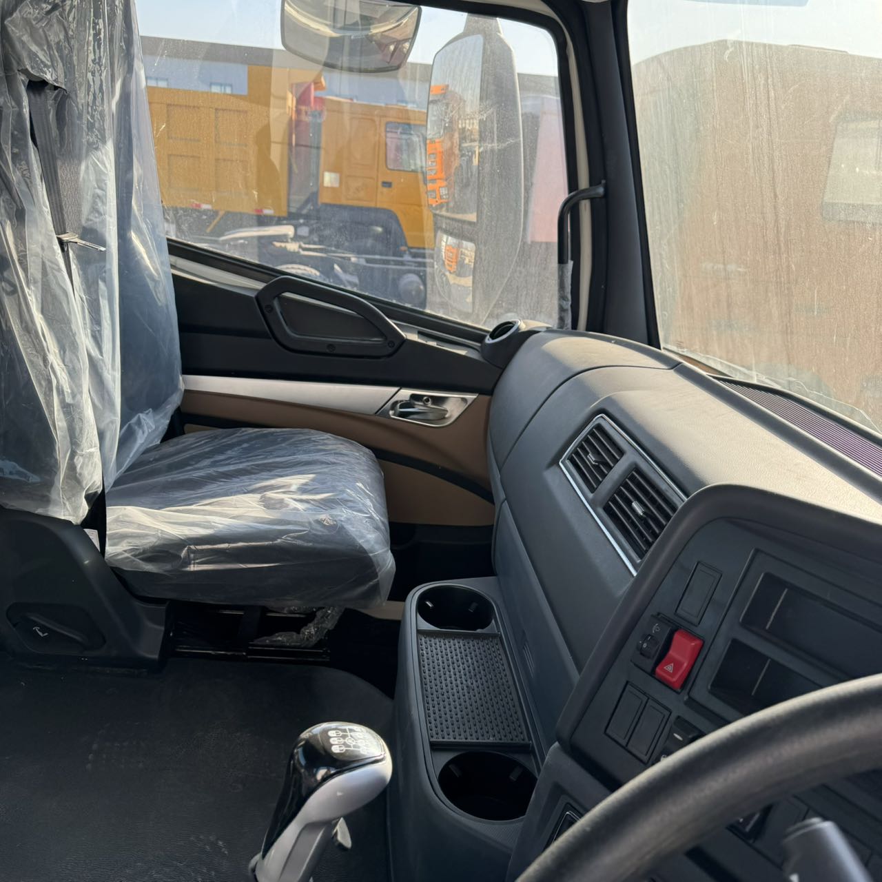 
								HOWO 6X4 Dump Truck full									