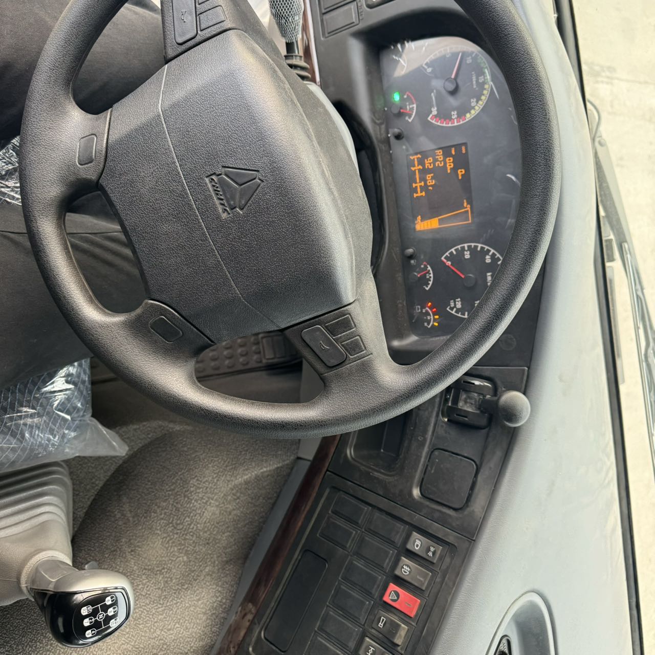 
								HOWO 6X4 Dump Truck full									