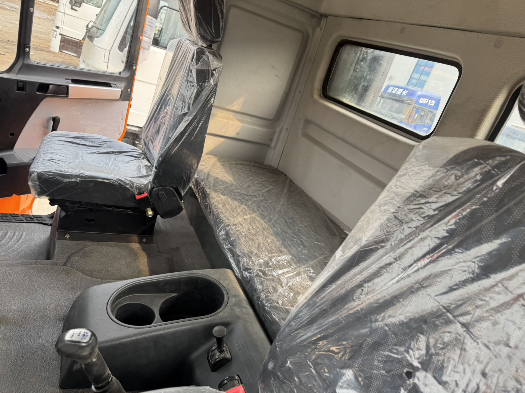 
								Shacman 6×4 Truck Head full									