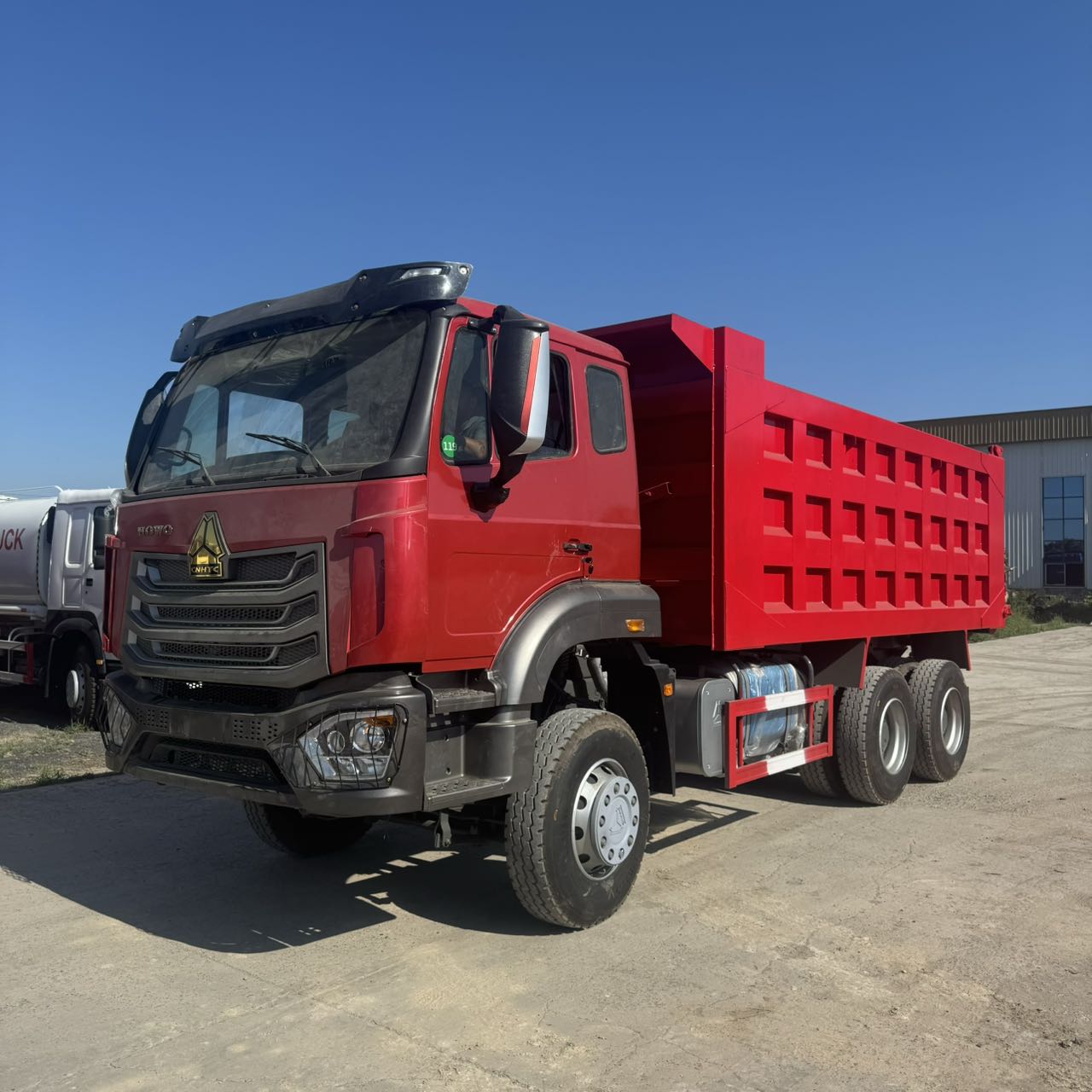 
								HOWO NX 8X4 Dump Truck full									