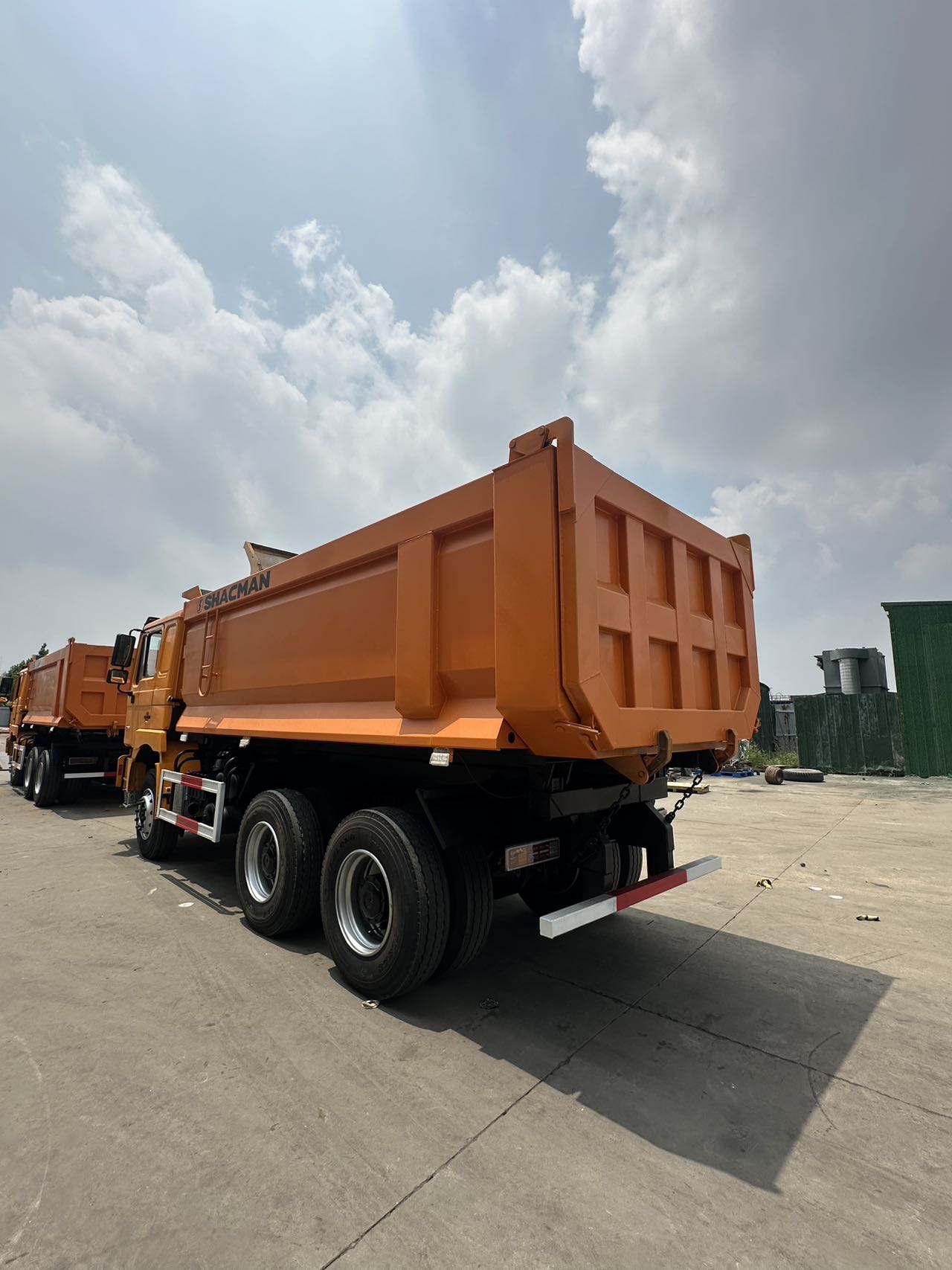 
								Shacman 6×4 Dump Truck full									