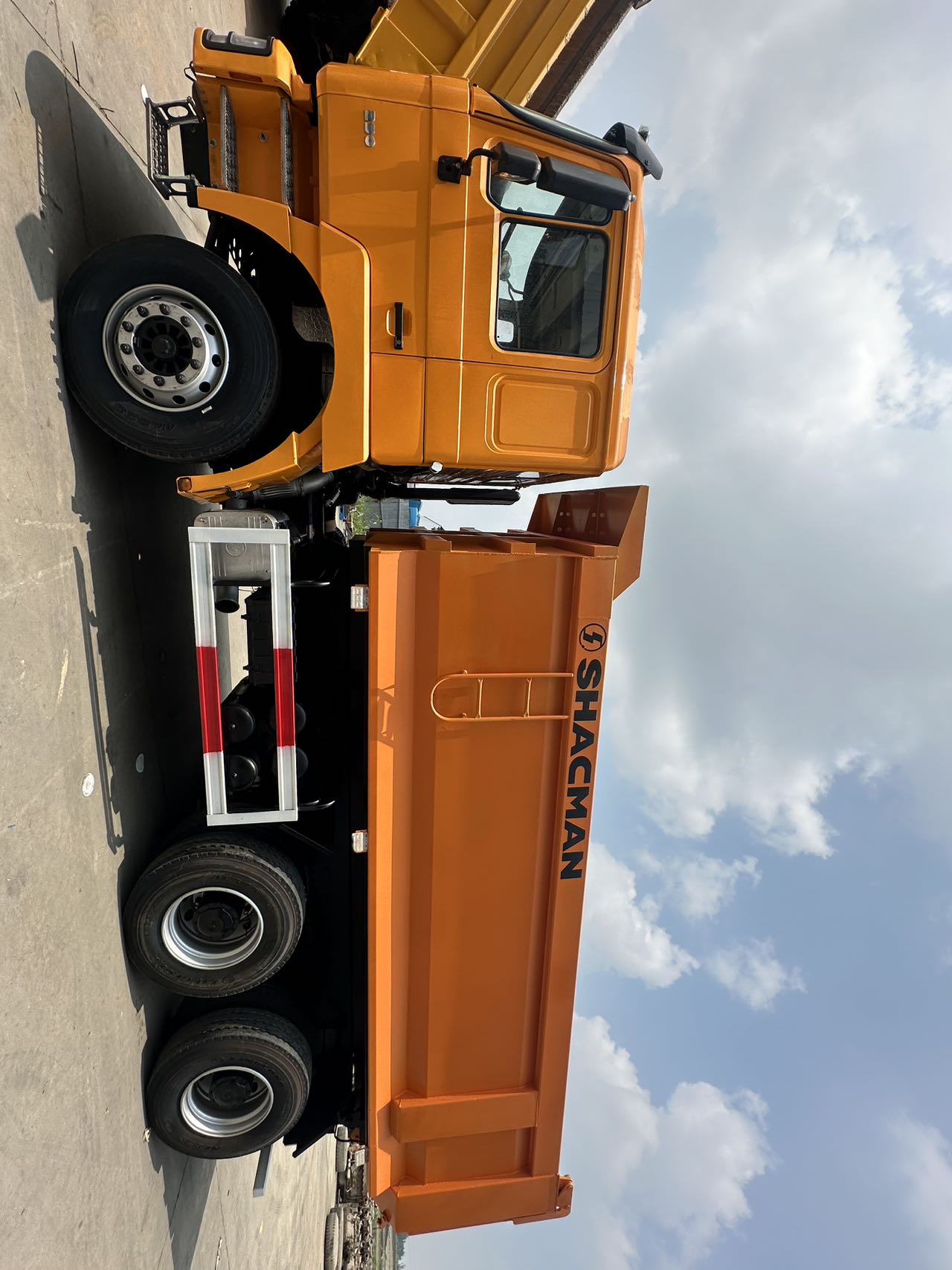 
								Shacman 6×4 Dump Truck full									