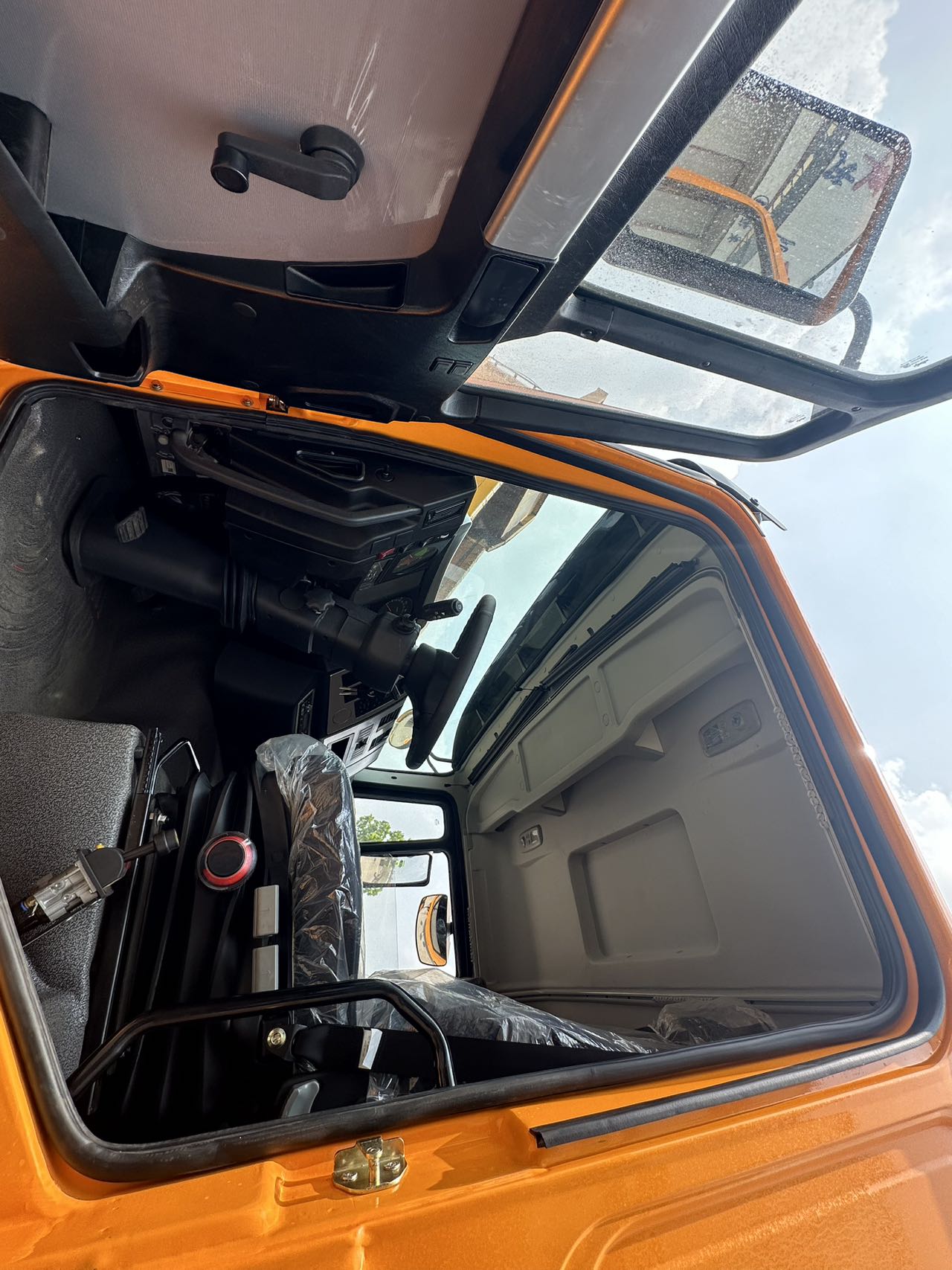 
								Shacman 6×4 Dump Truck full									