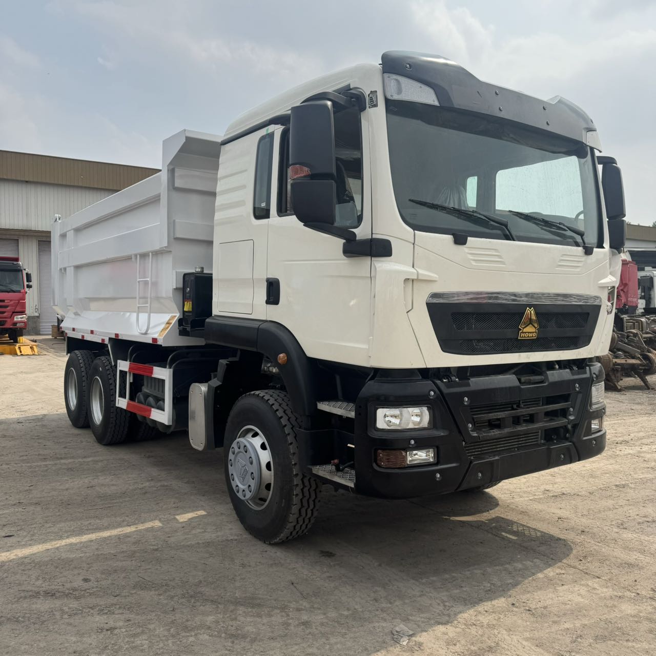 
								HOWO 6X4 Dump Truck full									