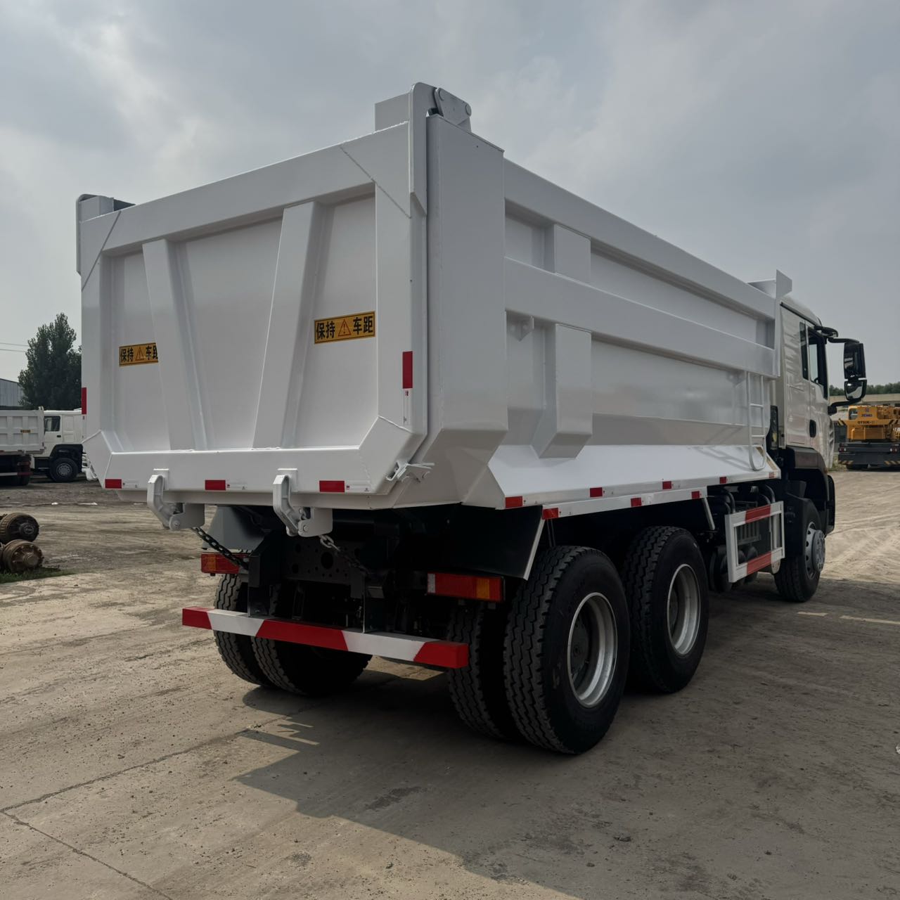 
								HOWO 6X4 Dump Truck full									