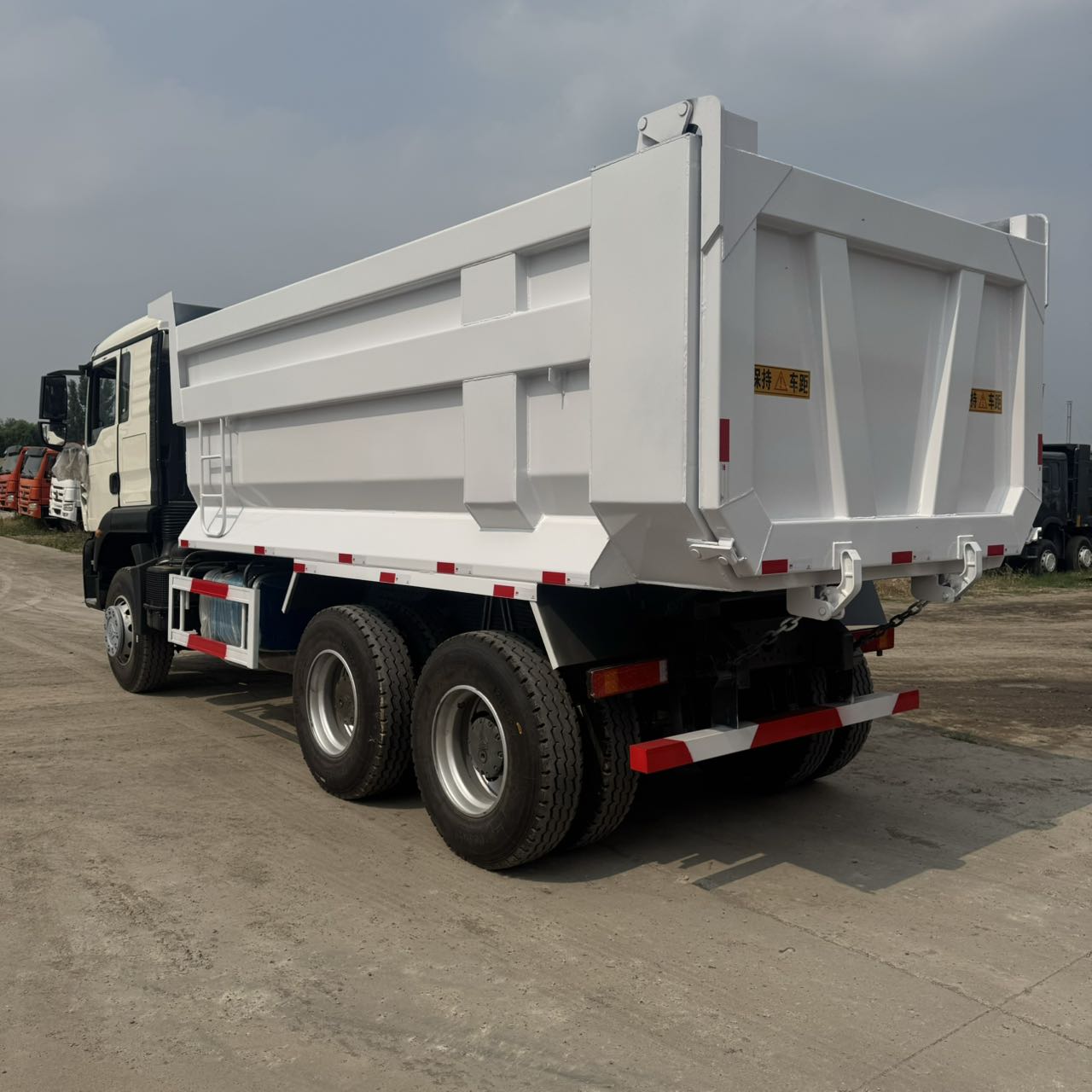 
								HOWO 6X4 Dump Truck full									