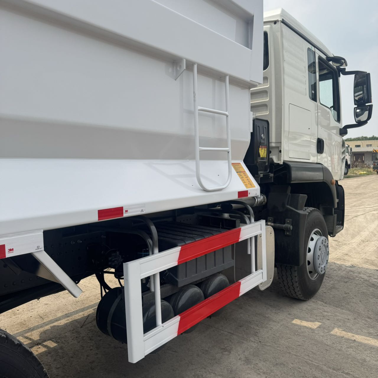 
								HOWO 6X4 Dump Truck full									