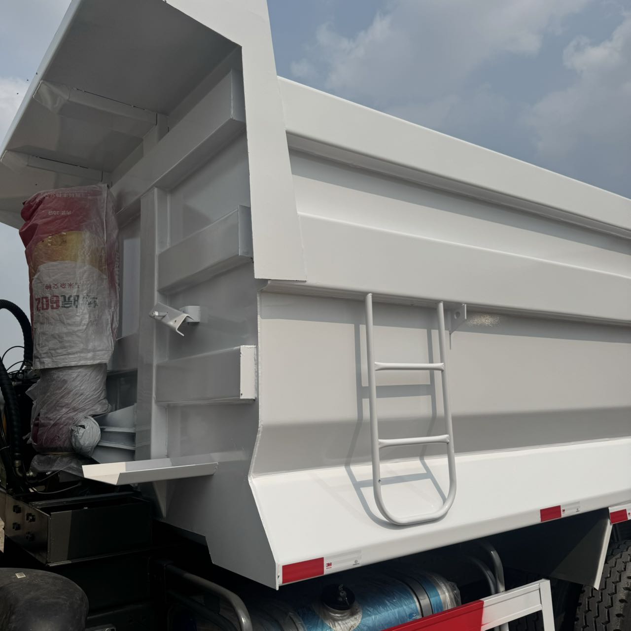 
								HOWO 6X4 Dump Truck full									