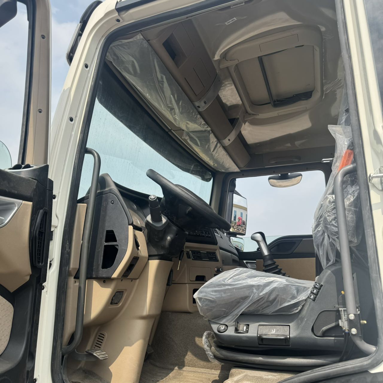 
								HOWO 6X4 Dump Truck full									