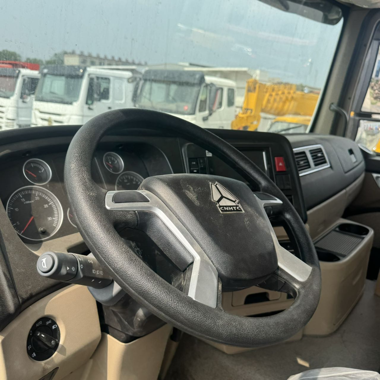 
								HOWO 6X4 Dump Truck full									