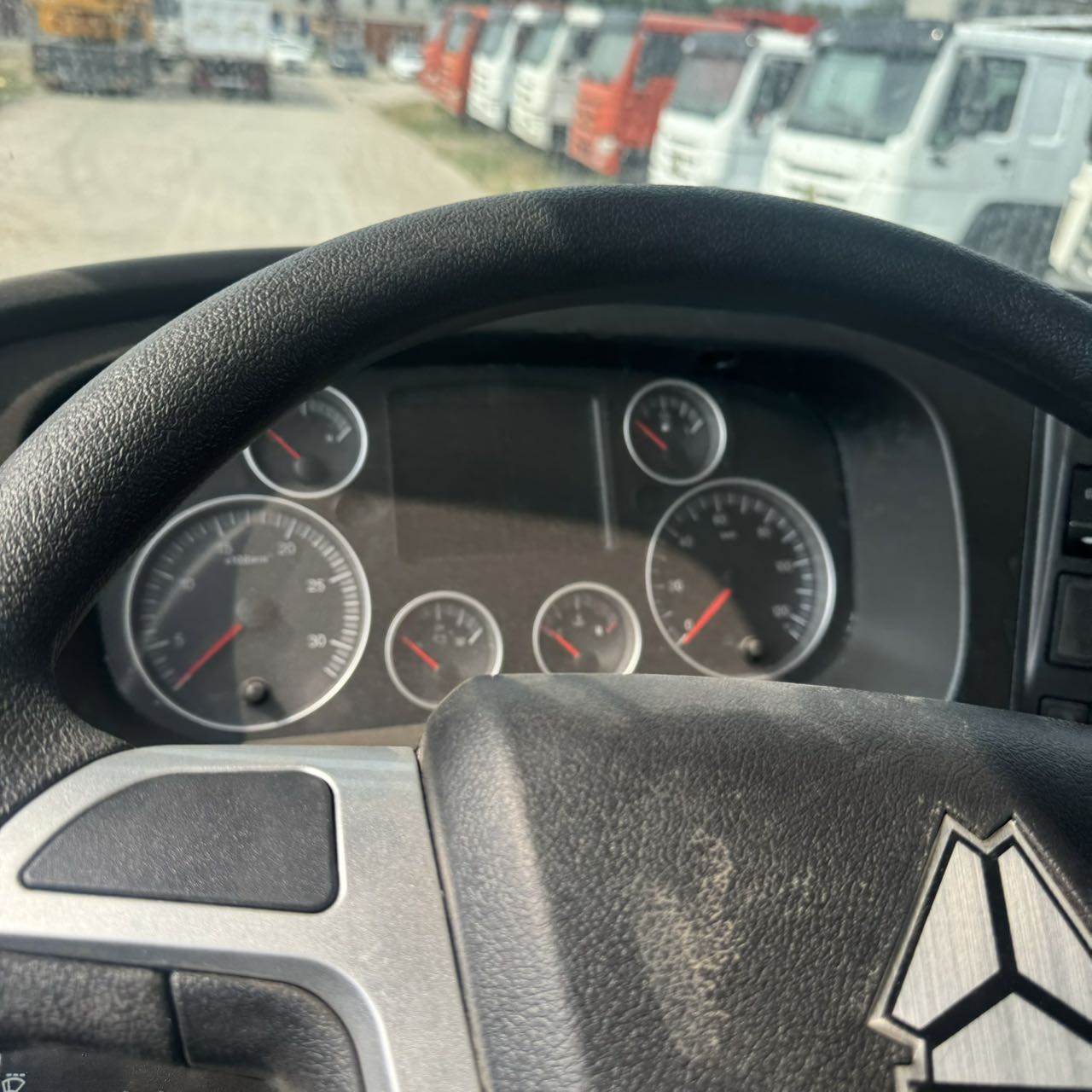 
								HOWO 6X4 Dump Truck full									