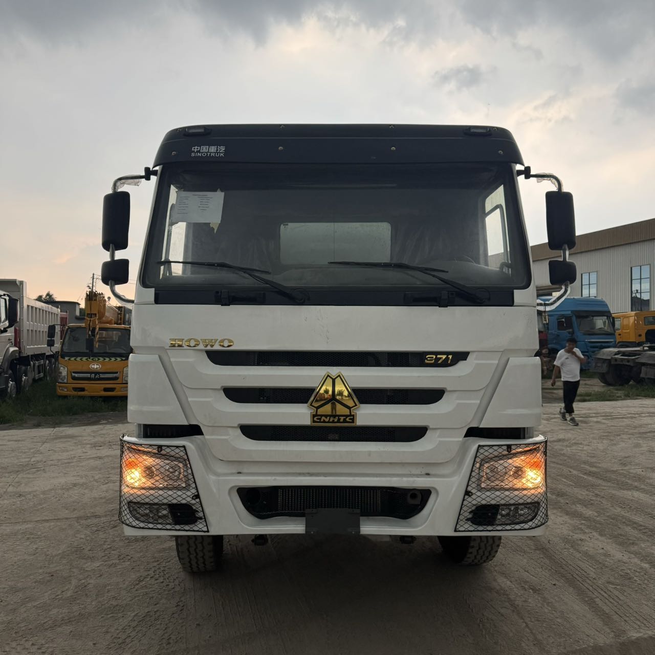 
								HOWO 6X4 Fuel Truck full									