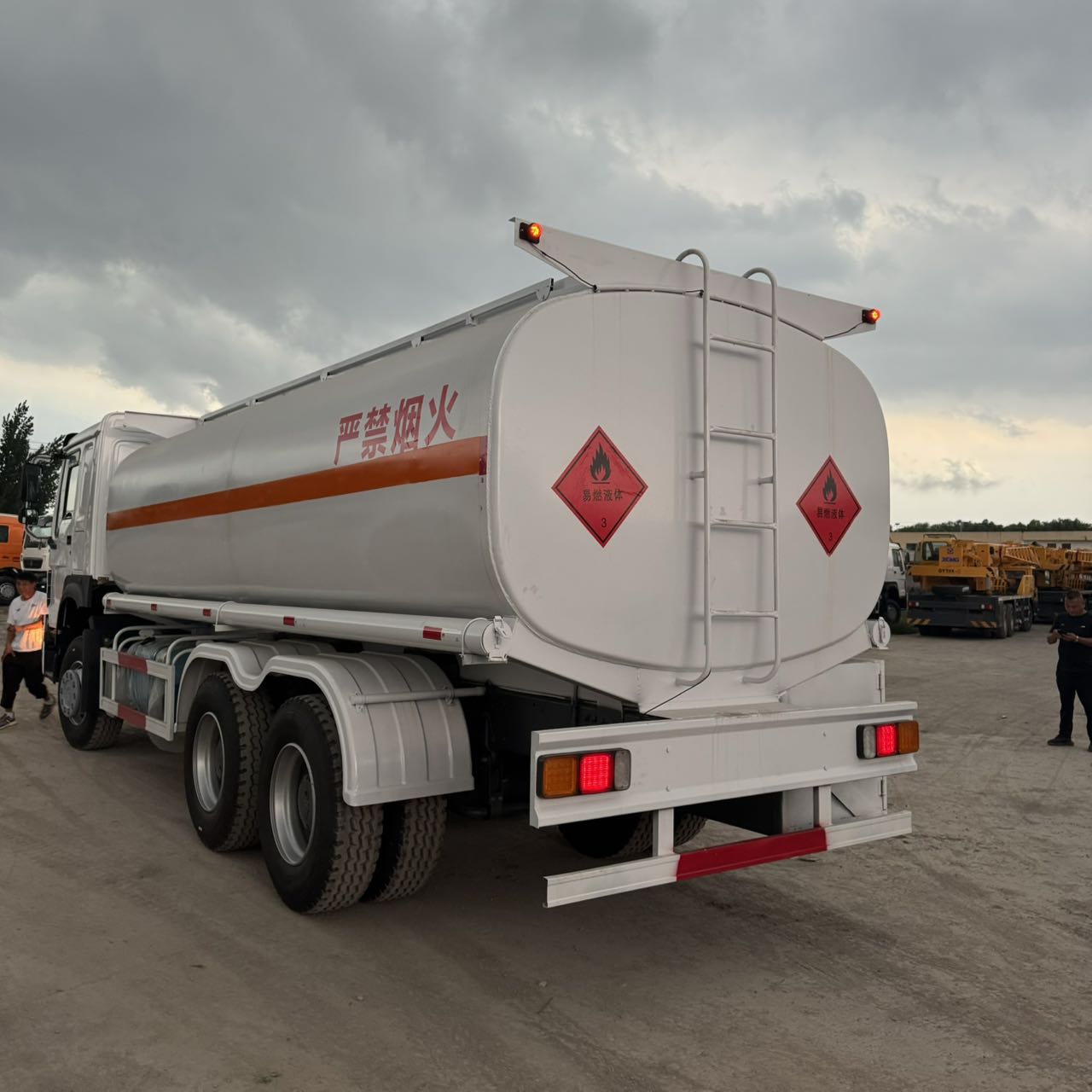 
								HOWO 6X4 Fuel Truck full									