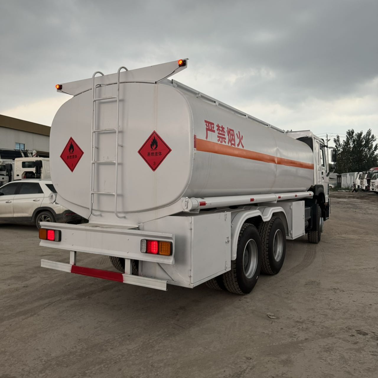 
								HOWO 6X4 Fuel Truck full									