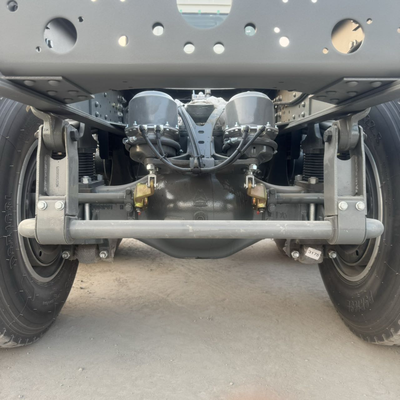 
								HOWO 6X4 Truck Head full									