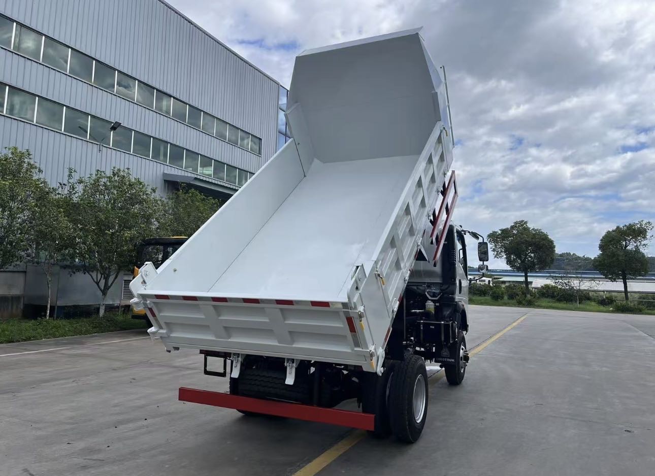 
								HOWO 4X2 Dump Truck full									