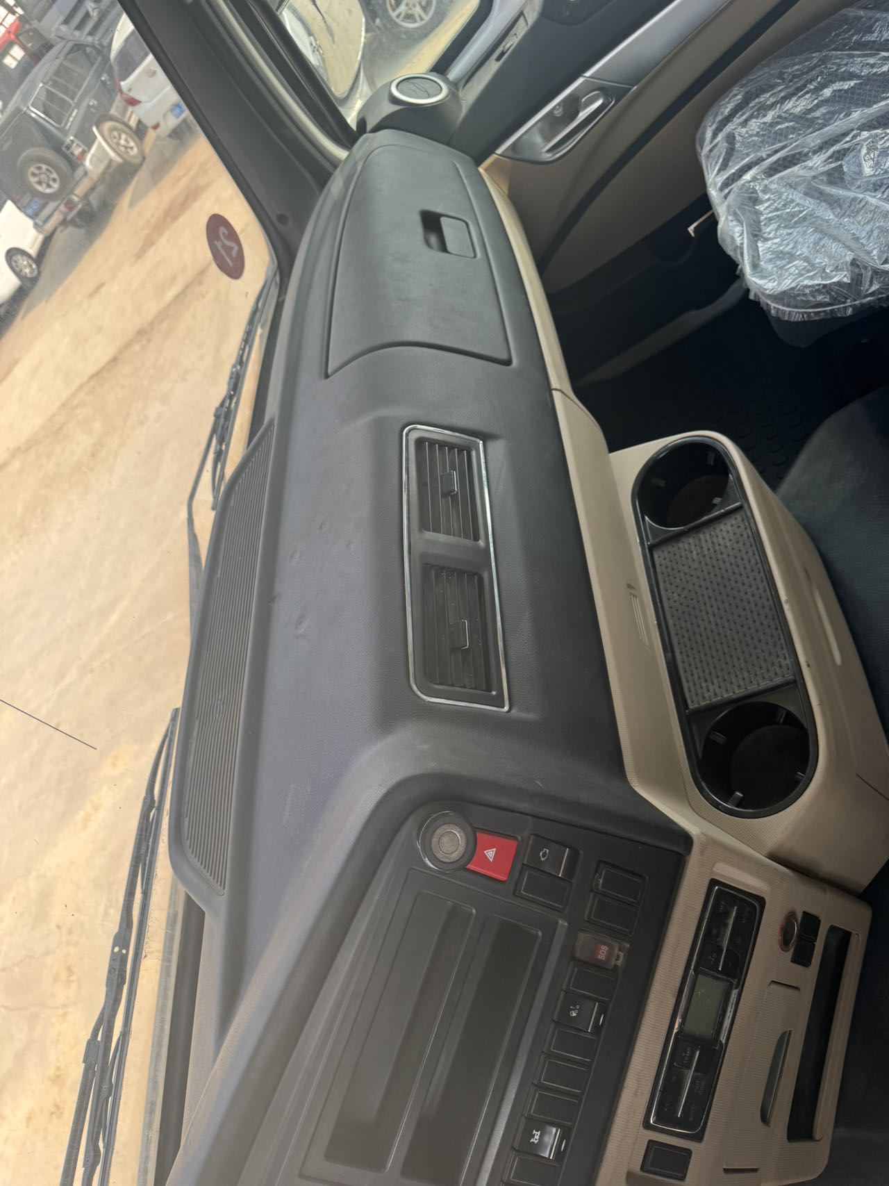 
								HOWO 6X4 Dump Truck full									