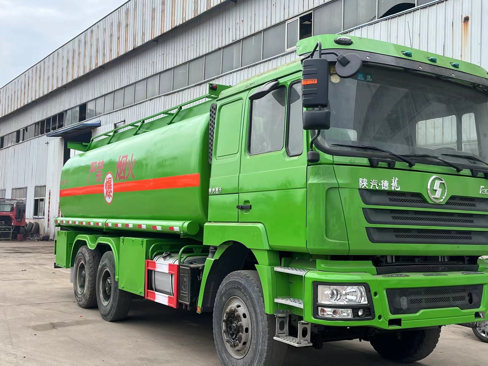 
								Shacman 6×4 Fuel Truck full									