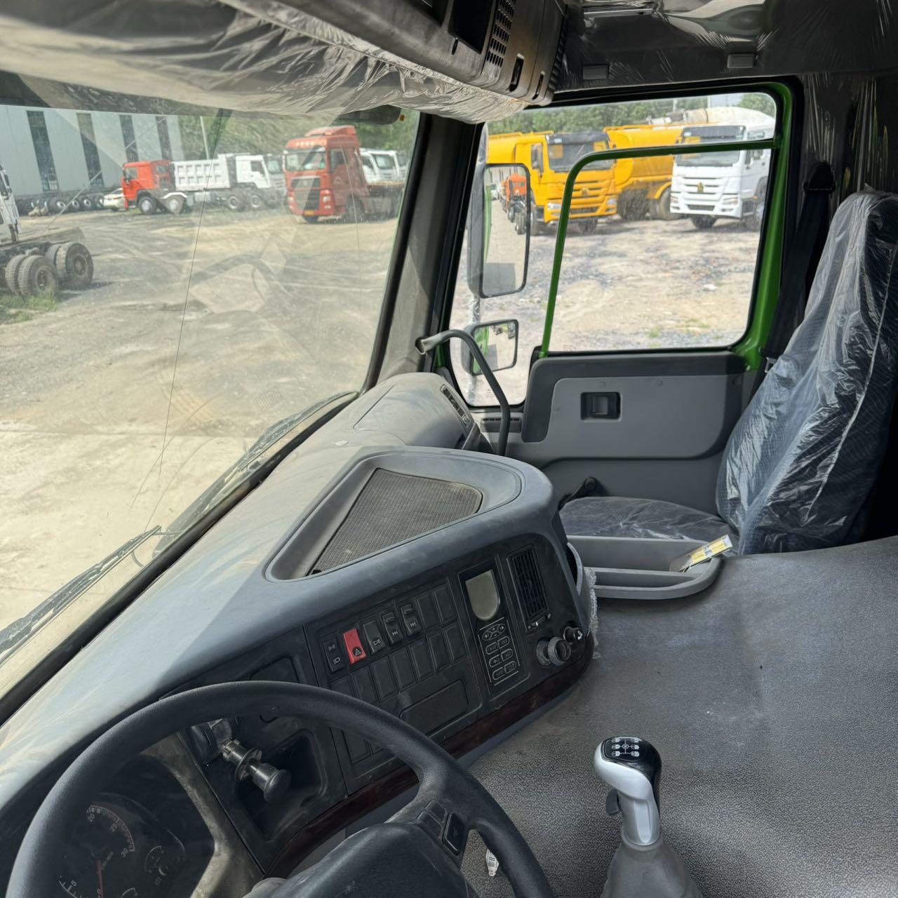 
								HOWO 6X4 Dump Truck full									