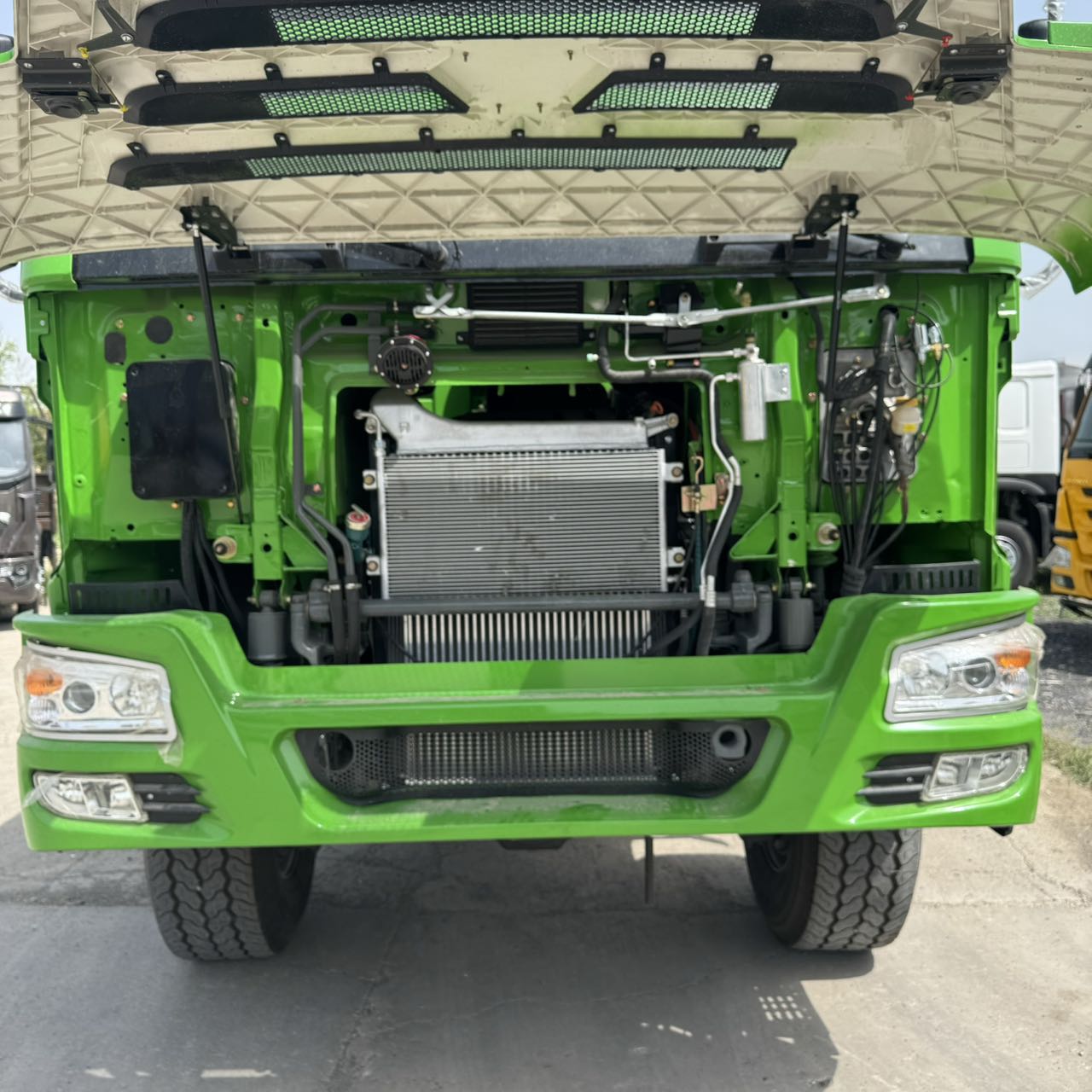 
								HOWO 6X4 Dump Truck full									