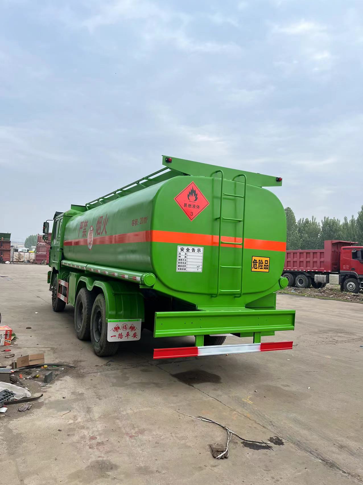 
								Shacman 6×4 Fuel Truck full									