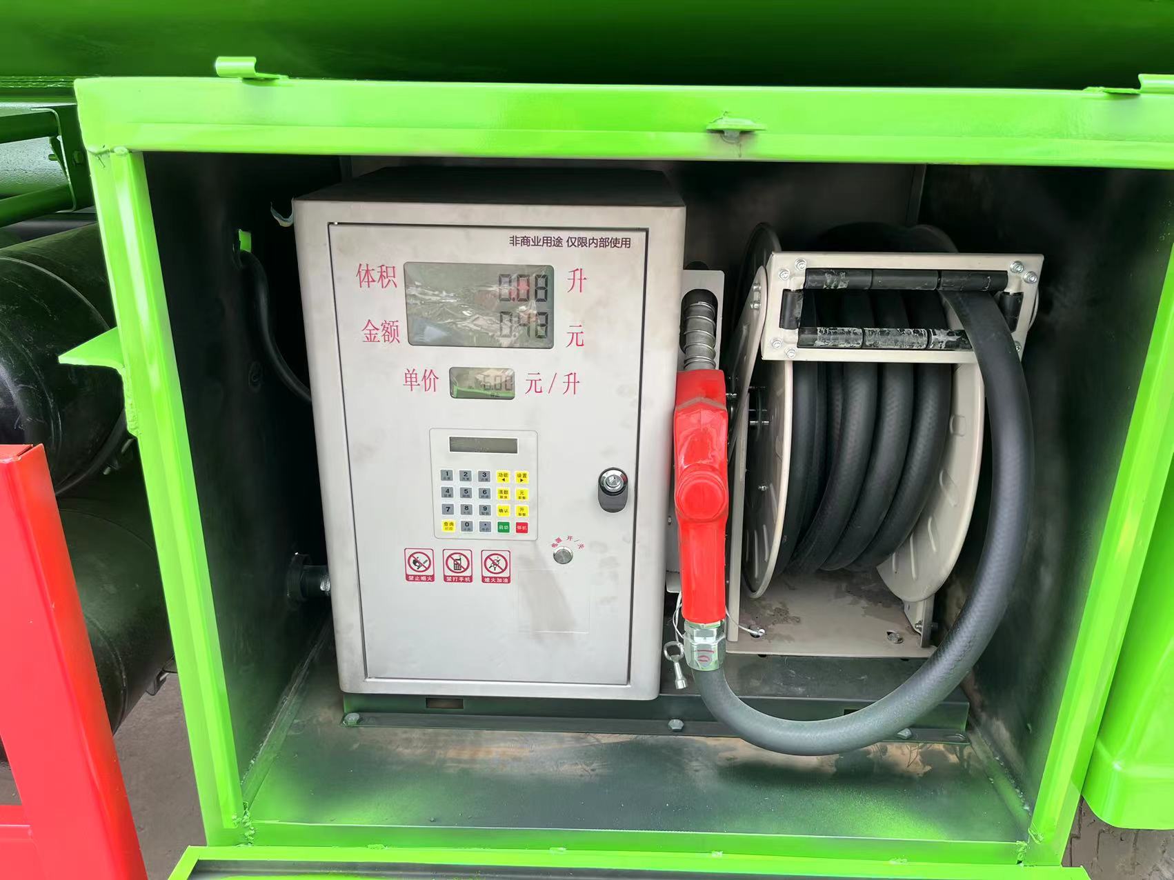 
								Shacman 6×4 Fuel Truck full									