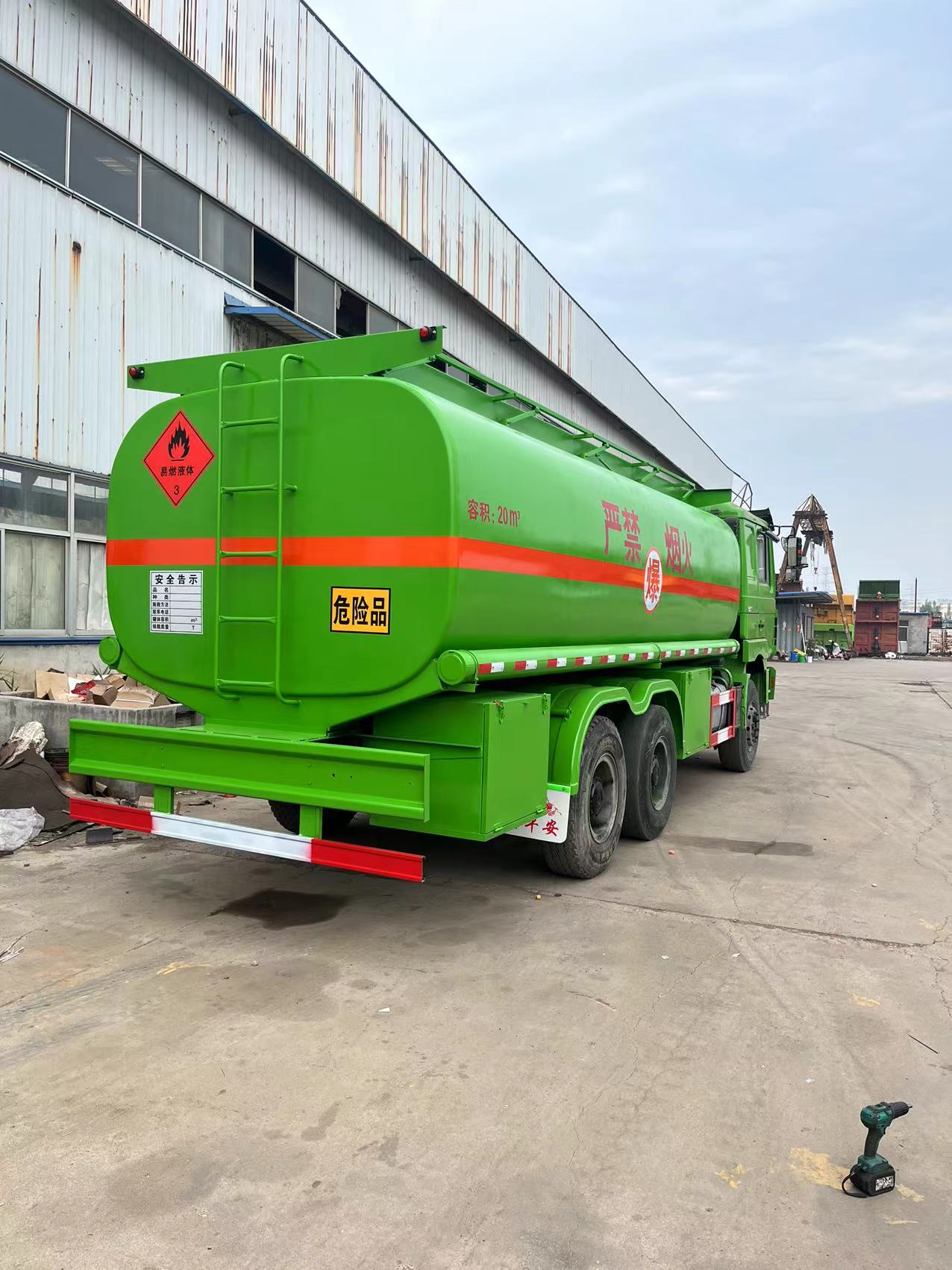 
								Shacman 6×4 Fuel Truck full									