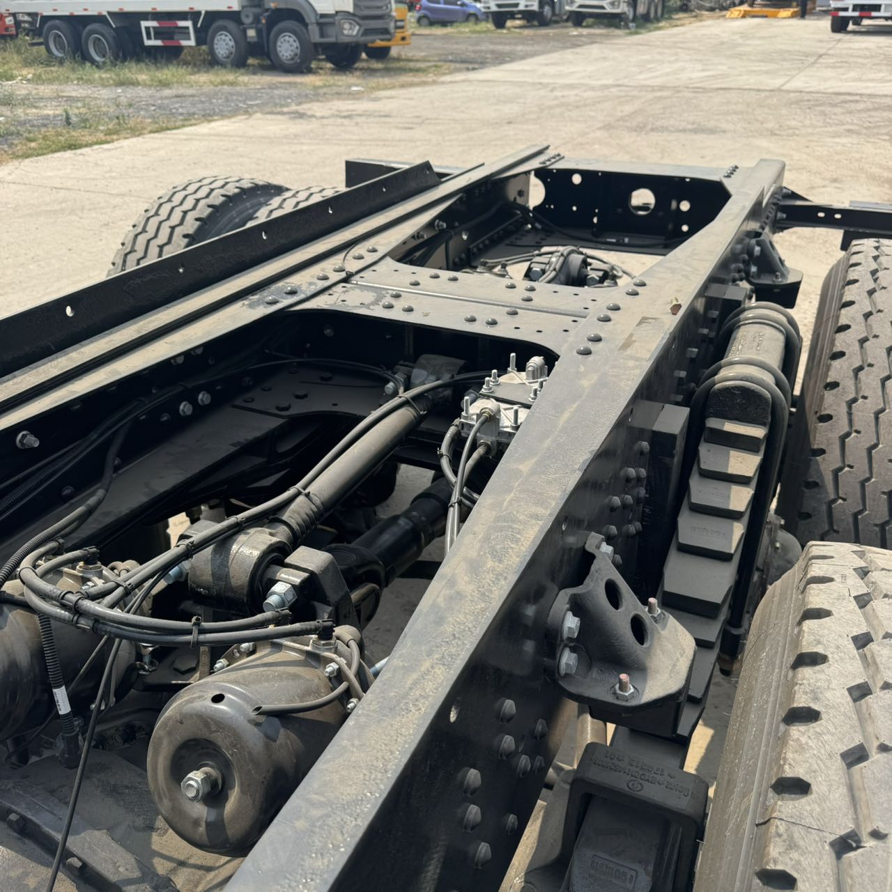 
								Shacman 6×4 Truck Head full									