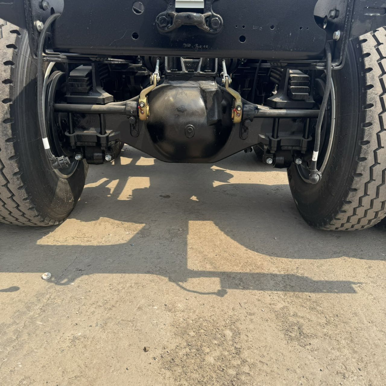 
								Shacman 6×4 Truck Head full									