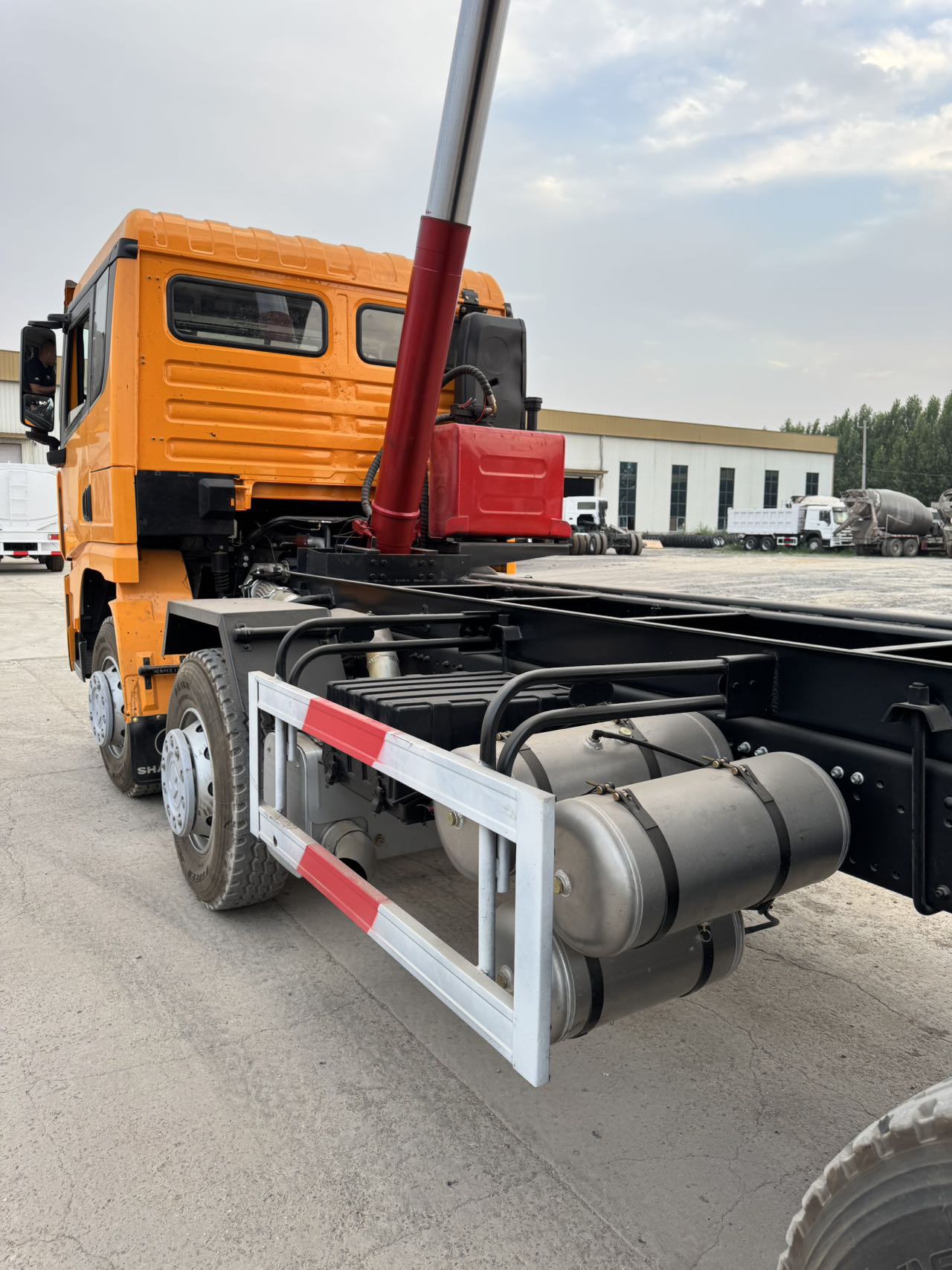 
								Shacman 8X4 Dump Truck full									