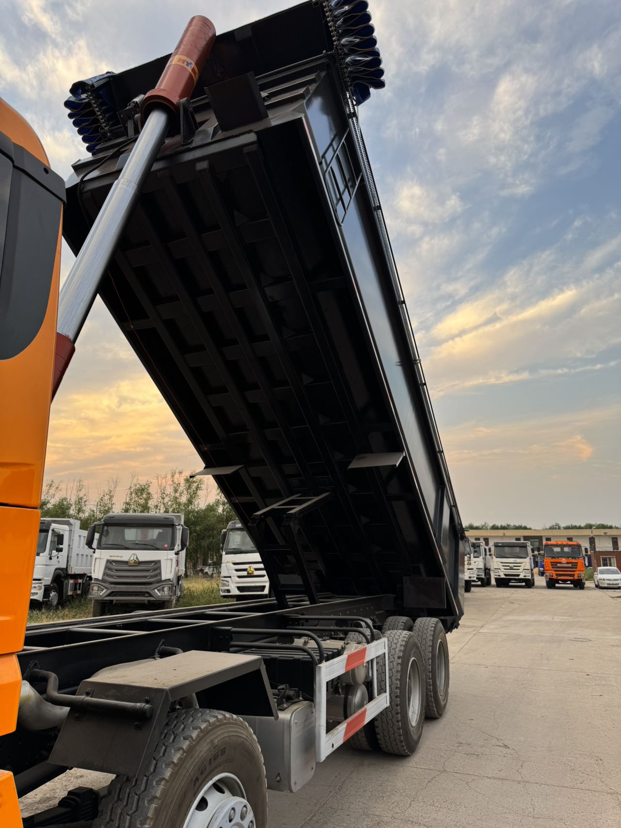 
								Shacman 8X4 Dump Truck full									