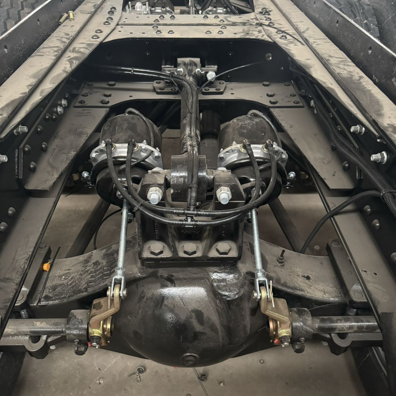 
								Shacman 6×4 Dump Truck full									