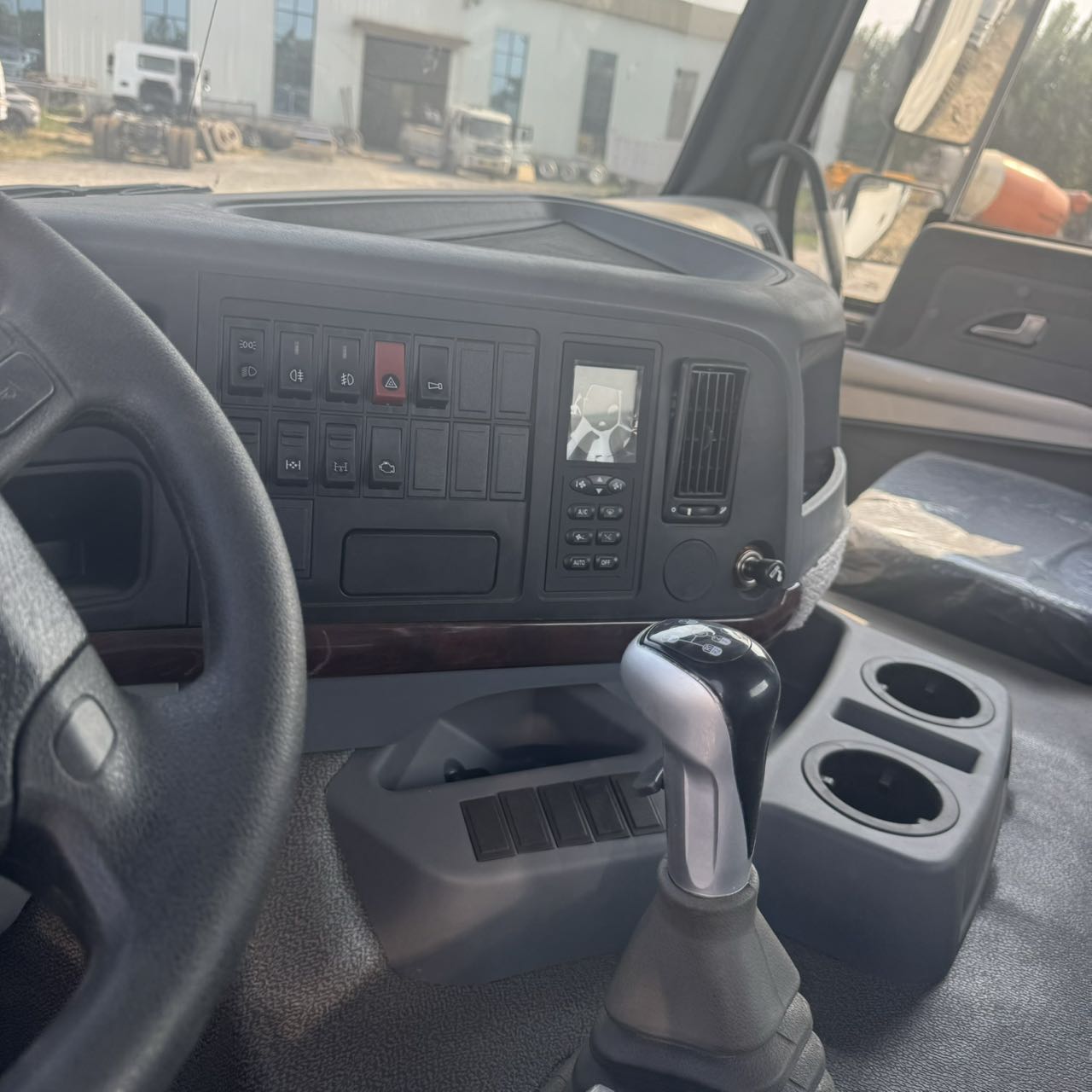 
								HOWO 6X4 Truck Head full									