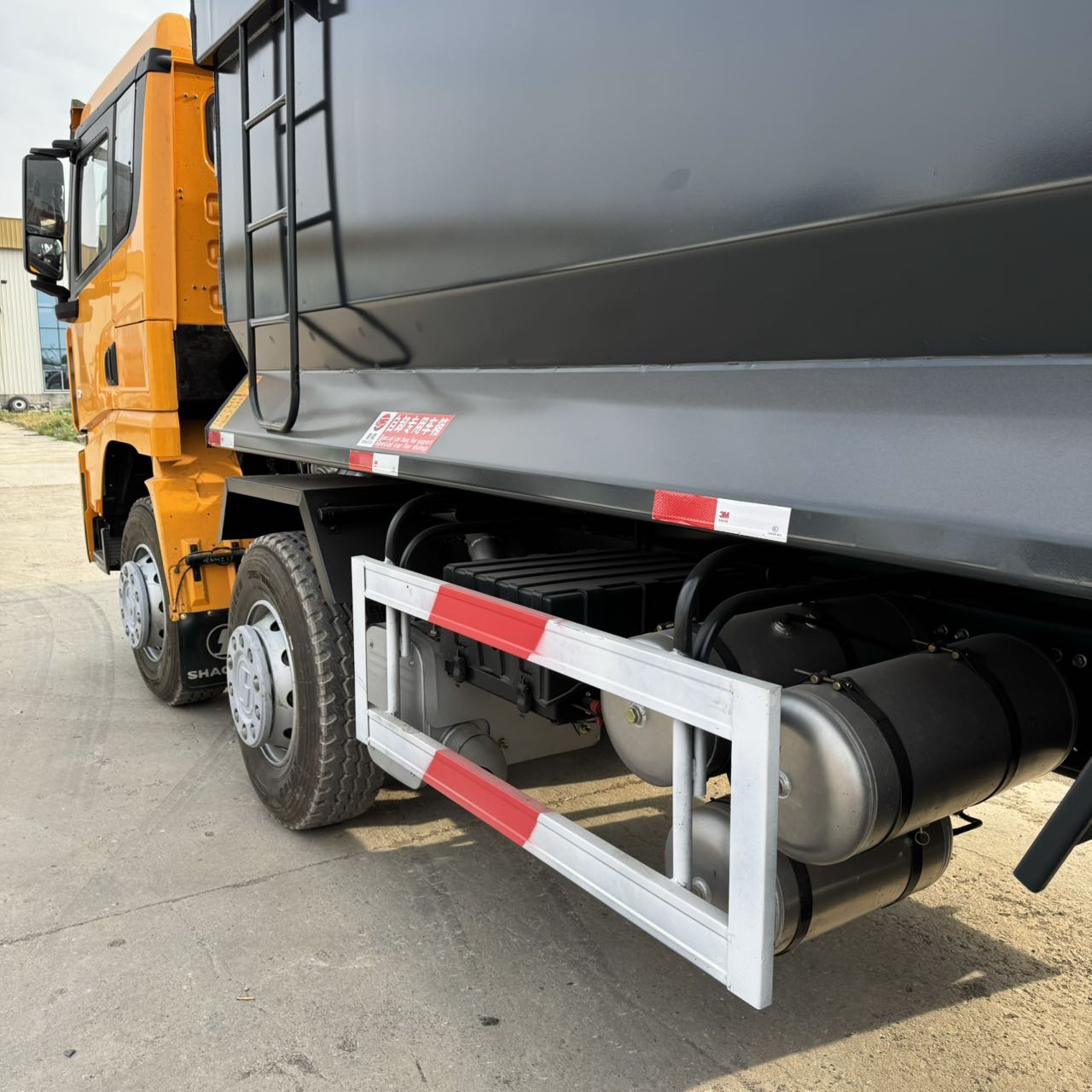 
								Shacman 6×4 Dump Truck full									