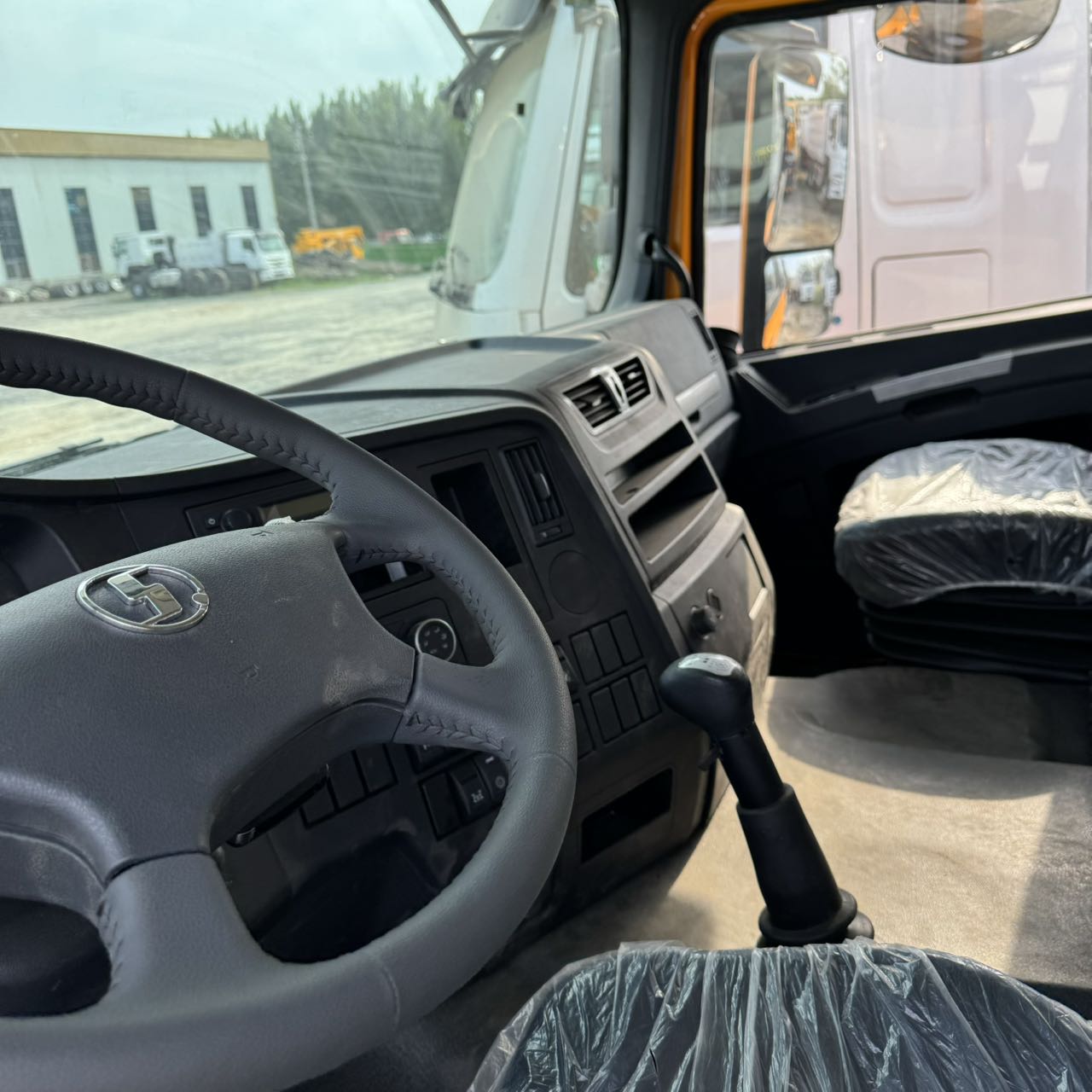 
								Shacman 6×4 Dump Truck full									