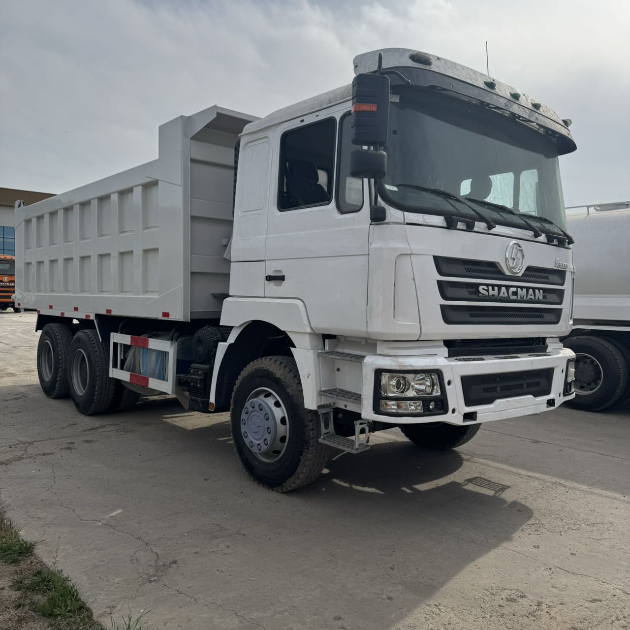 
								Shacman 6×4 Dump Truck full									