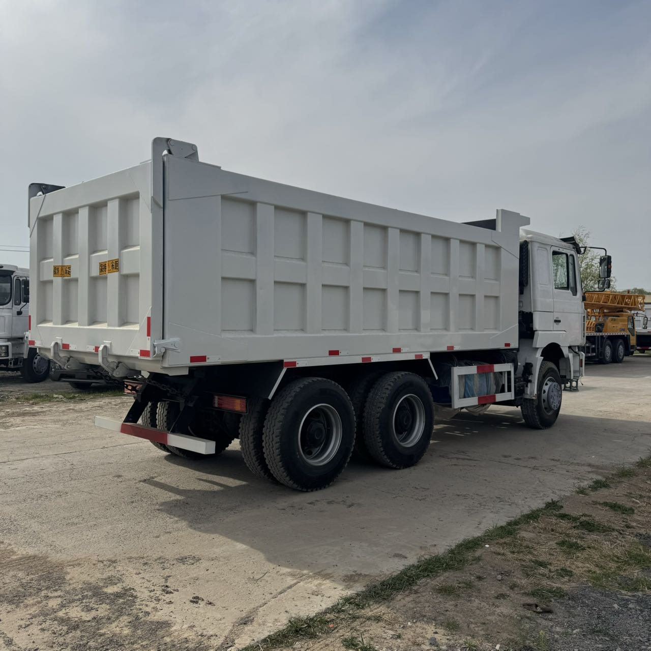 
								Shacman 6×4 Dump Truck full									