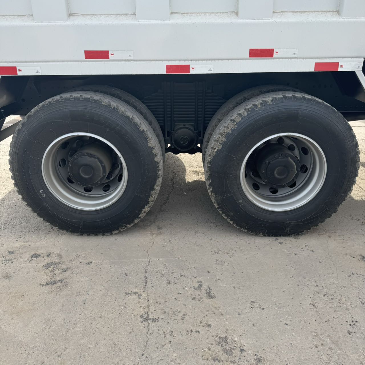 
								Shacman 6×4 Dump Truck full									