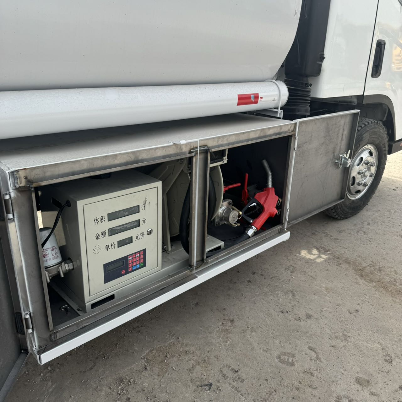 
								JMC 4X2 Water Truck full									