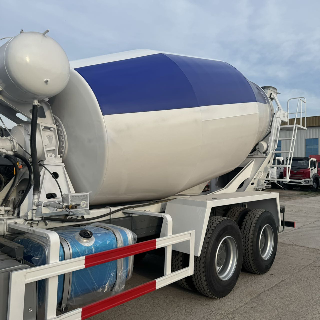 
								HOWO 6X4 Concrete Mixer full									