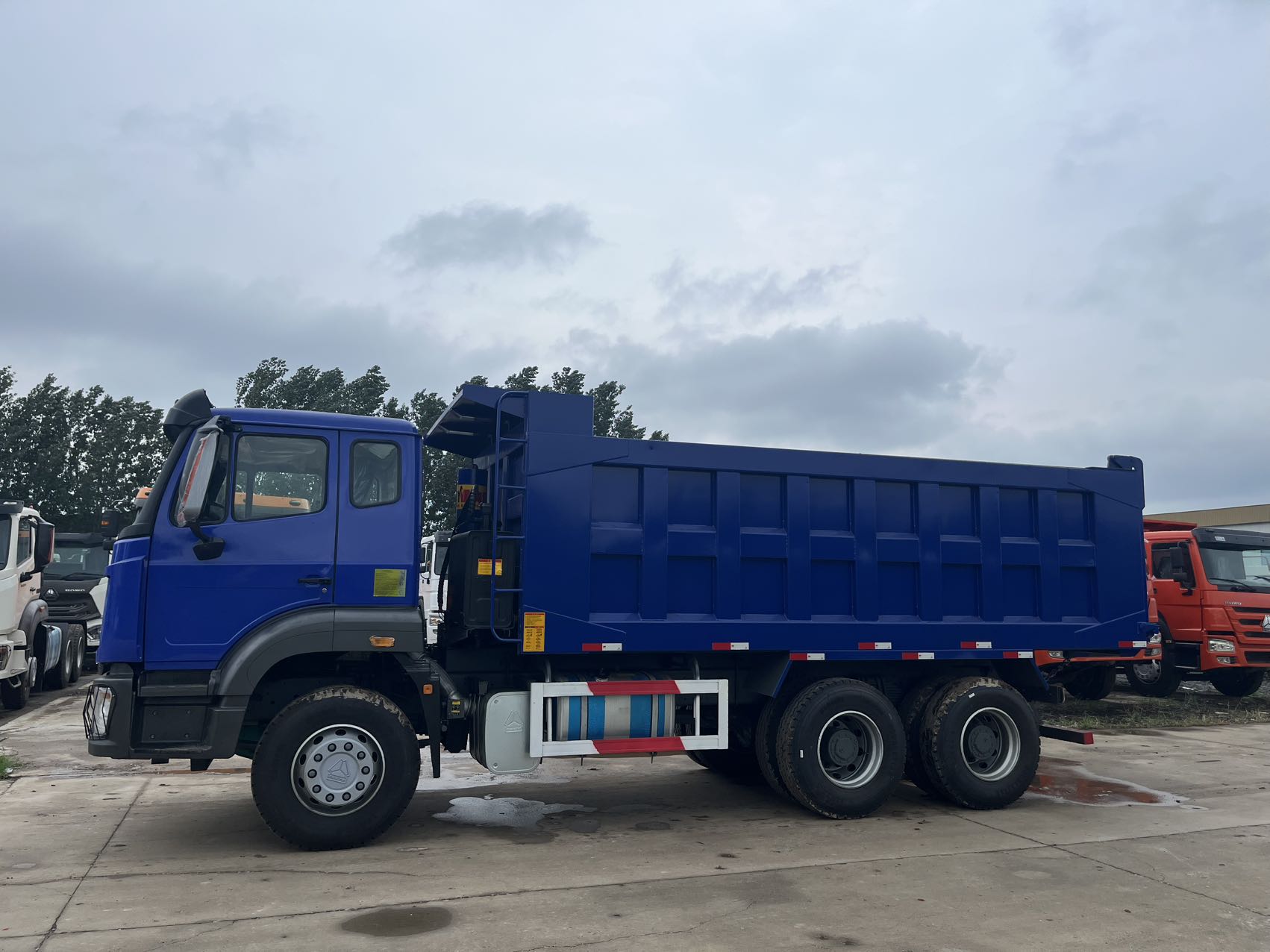 
								HOWO NX 6X4 Dump Truck full									
